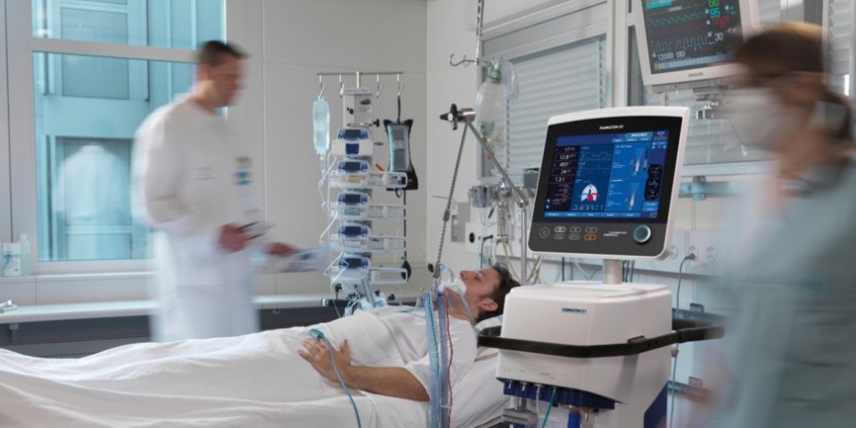 HAMILTON-S1-doctor-nurse-bedside_jpg_2014-11-26-20-17-33
